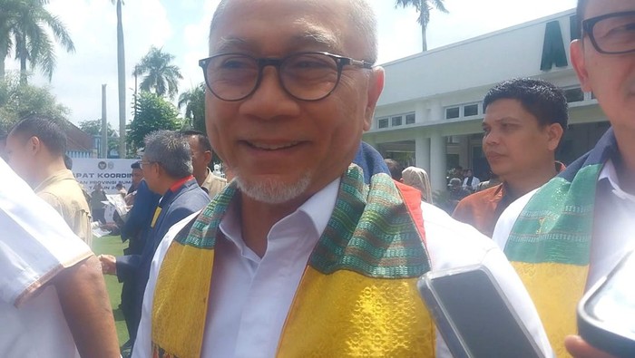 Teks foto: Menko Pangan Zulkifli Hasan usai Rakor Pangan di Aula Tengku Rizal Nurdin. Foto: Finta Rahyuni/detikSumut