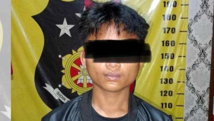 Tersangka Frengky Romadon (19) saat diamankan polisi.