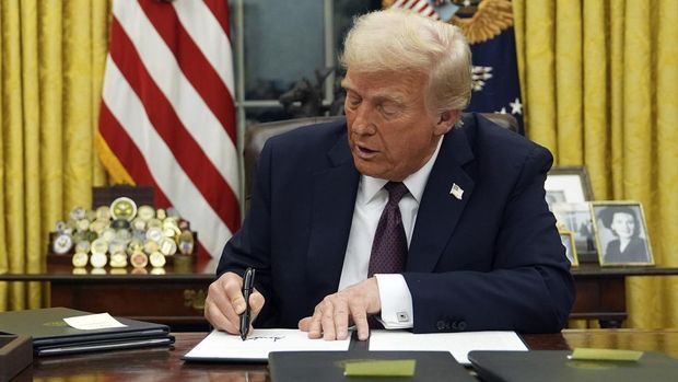 President Donald Trump signs an executive order on TikTok in the Oval Office of the White House, Monday, Jan. 20, 2025, in Washington. (AP Photo/Evan Vucci)