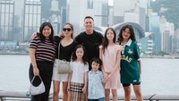 Istri Andhika Pratama itu menegaskan gak lagi hamil anak keenam. Im not pregnant, kalau boleh meminta sama Gusti Allah, semoga rezeki hamil bisa diberikan kepada pasutri-pasutri yang lagi memimpikan punya anak, tutupnya. Foto: Instagram @ussypratama/ @andhiiikapratama