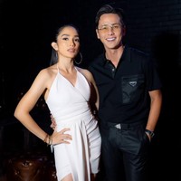 Ussy Sulistiawaty dan Andhika Pratama menikah pada 21 Januari 2012. Andhika berusia enam tahun lebih muda dari Ussy. Kini telah dikaruniai tiga anak, pasangan ini membuktikan bahwa cinta tidak mengenal angka. Foto: Instagram @ussypratama/ @andhiiikapratama