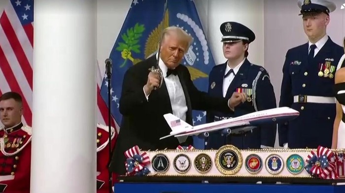 Video: Sambil Bawa Pedang, Trump Joget di Pesta Panglima Tertinggi
