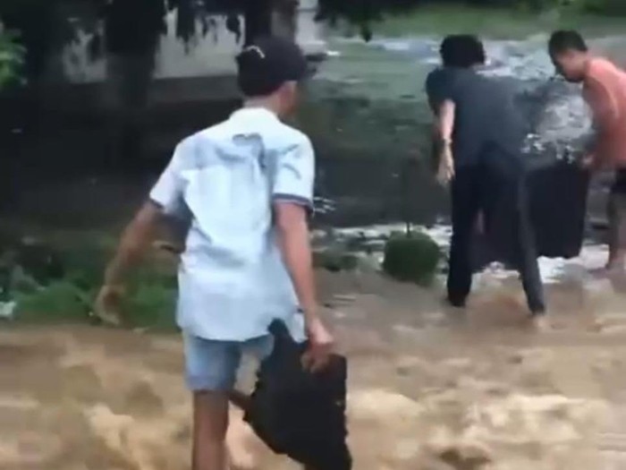 Viral aspal jalan banru di Ngawi terkelupas saat terendam banjir