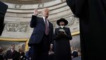 Viral Trump Tak Letakkan Tangan di Alkitab Saat Sumpah Jabatan