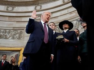 Viral Trump Tak Letakkan Tangan di Alkitab Saat Sumpah Jabatan