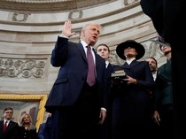 Viral Trump Tak Letakkan Tangan di Alkitab Saat Sumpah Jabatan