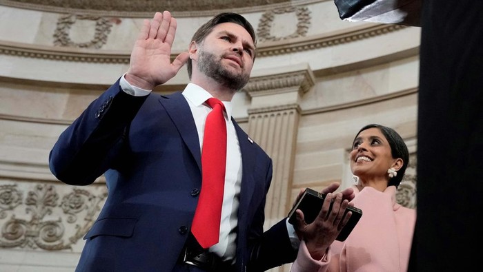 Viral Trump Tak Letakkan Tangan di Alkitab Saat Sumpah Jabatan JD Vance is sworn in as vice president by Supreme Court Justice Brett Kavanaugh as Usha Vance holds the Bible during the 60th Presidential Inauguration in the Rotunda of the U.S. Capitol in Washington, Monday, Jan. 20, 2025.
Morry Gash/Pool via REUTERS