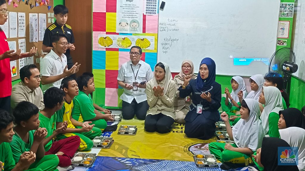 Wakil Menteri Perdagangan (Wamendag), Dyah Roro Esti bersama Juru Bicara Kantor Komunikasi Presiden, Philips J. Vermonte di Sekolah Luar Biasa (SLB) Negeri 5 Jakarta, Selasa (21/1/2025). (CNBC Indonesia/Martya Sari Rizki)