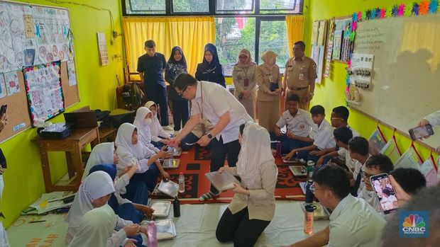 Wakil Menteri Perdagangan (Wamendag), Dyah Roro Esti bersama Juru Bicara Kantor Komunikasi Presiden, Philips J. Vermonte di Sekolah Luar Biasa (SLB) Negeri 5 Jakarta, Selasa (21/1/2025). (CNBC Indonesia/Martya Sari Rizki)