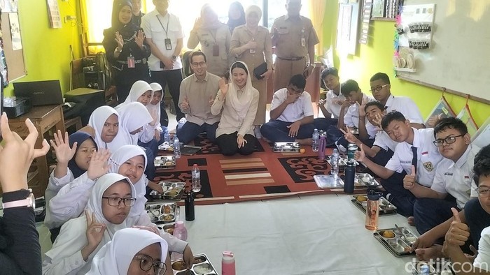 Wamendag Dyah Roro Esti meninjau program Makan Bergizi Gratis di SLB Negeri 5 Slipi, Jakarta Barat. (Maulani/detikcom)