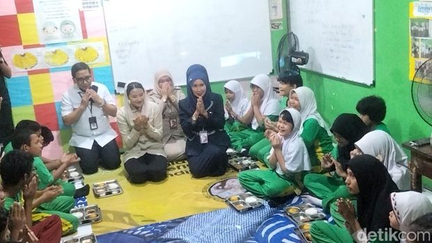 Wamendag Dyah Roro Esti meninjau program Makan Bergizi Gratis di SLB Negeri 5 Slipi, Jakarta Barat. (Maulani/detikcom)