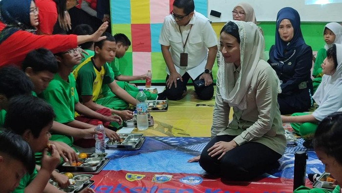 Wamendag Dyah Roro Esti, meninjau langsung program Makan Bergizi Gratis (MBG) di SLB Negeri 5 Slipi.