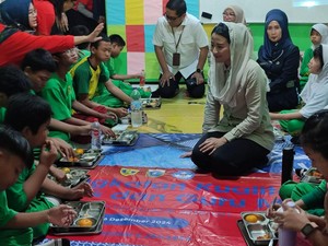 Wamendag Tinjau Program Makan Bergizi Gratis di SLB Slipi