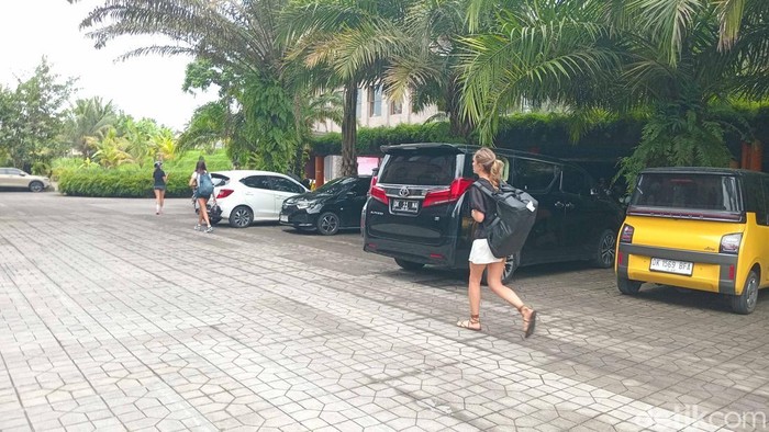 Warga asing masih terlihat wara-wiri di area parkir depan PARQ Ubud, Gianyar, Bali, Selasa (21/1/2025). (Foto: Aryo Mahendro/detikBali)