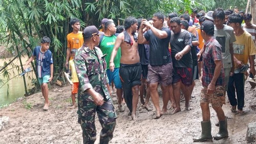 Warga mengevakuasi jasad pria Dompu yang tewas setelah terseret arus banjir pada Selasa (21/1/2025). (Foto: Dok. Istimewa)