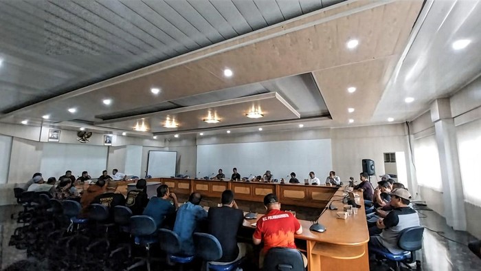 Warga saat beraudiensi dengan anggota DPRD Sukabumi