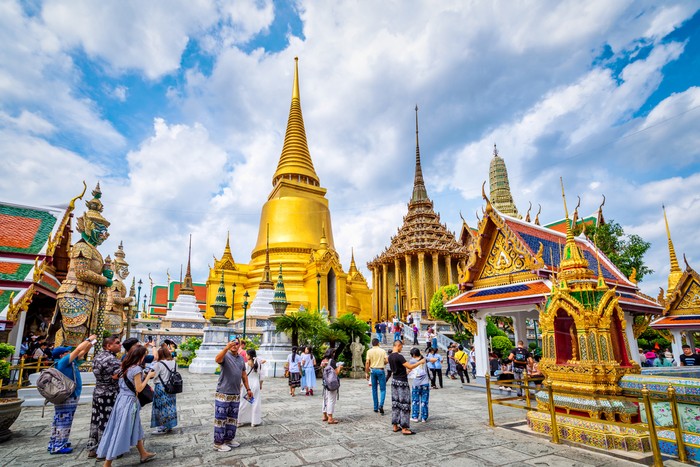 wisatawan di Kuil Wat Phra Kaew di Bangkok, Thailand