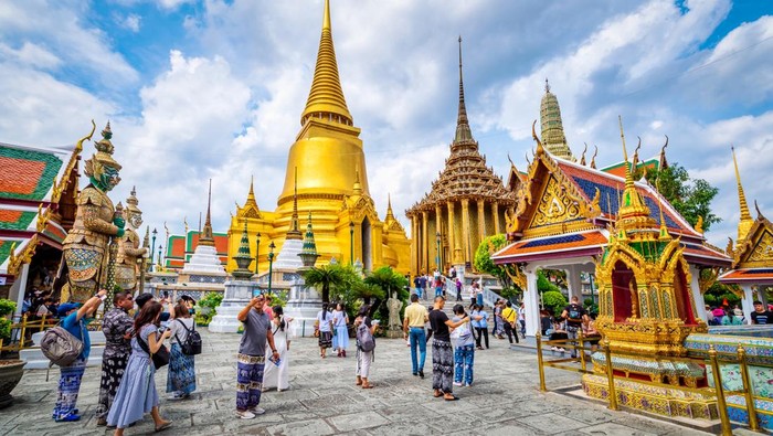 wisatawan di Kuil Wat Phra Kaew di Bangkok, Thailand