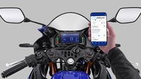 Adapun new model Yamaha R25 juga sudah terkoneksi aplikasi Y-Connect yang mampu menampilkan notifikasi panggilan dan pesan secara real-time pada layar speedometer, serta mampu menampilkan rekomendasi perawatan berkala, status baterai & bahan bakar, catatan perjalanan, dan lainnya pada masing-masing smartphone para pengguna. Foto: Dok. Yamaha Indonesia