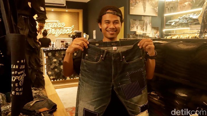 Yogi perlihatkan celana jin yang direparasinya.