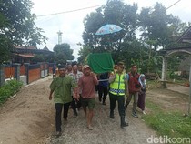 4 Jenazah Korban Longsor Denpasar Dimakamkan di Magetan, Orang Tua Pingsan