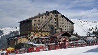 Tragedi terjadi pada musim puncak untuk hotel ski, yang berada di ketinggian 2.000 meter di atas permukaan laut dan hampir penuh selama liburan musim dingin dua minggu yang dimulai pada hari Jumat. (Mert Gokhan Koc/DIA Photo via AP)