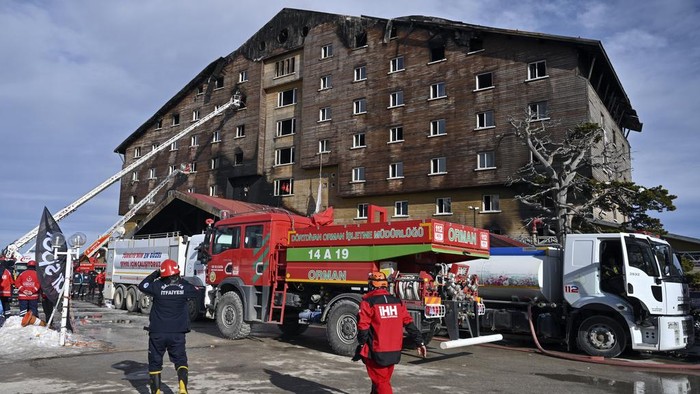 Firefighters work at the scene after a fire broke out at a hotel in the ski resort of Kartalkaya, located in Bolu province, northwest Turkey, on Tuesday, Jan. 21, 2025. (Mert Gokhan Koc/DIA Photo via AP)