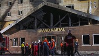 Penyelidik bergerak mengusut penyebab kebakaran serta kemungkinan adanya unsur kelalaian, dan siapa yang bertanggung jawab. Di antara mereka yang sedang diselidiki adalah pemilik hotel. (AP Photo/Francisco Seco)