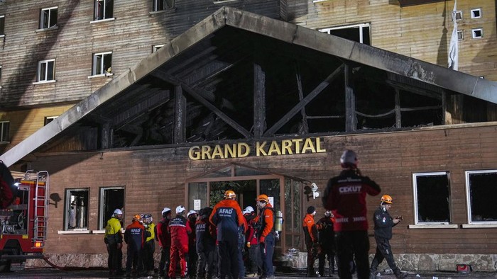 76 Orang Tewas dalam Hotel Resor Ski Turki yang Terbakar Firefighters work on the aftermath of a fire that broke out at a hotel in the ski resort of Kartalkaya, located in Bolu province, northwest Turkey, on Tuesday, Jan. 21, 2025. (AP Photo/Francisco Seco)