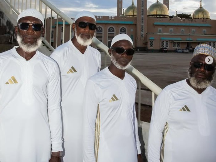 Adidas gandeng desainer muslim Prancis, rilis koleksi gamis sepak bola multifungsi untuk kaum pria.