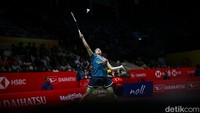 Menghadapi Upadhyaya, Gregoria ngegas setelah unggul 11-6 di interval. Gregoria meraup tujuh poin berturut-turut sehingga memperlebar jarak dalam kedudukan 18-6. Setelah situasi game point 20-12 untuk keunggulan Gregoria, smes Upadhyaya ke sisi kanan lawan melebar. Gregoria menang 21-12 sebelum laga berlanjut ke gim kedua. 