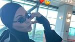 Penampilan Alyssa Daguise Jalani Umrah dengan Ibunda