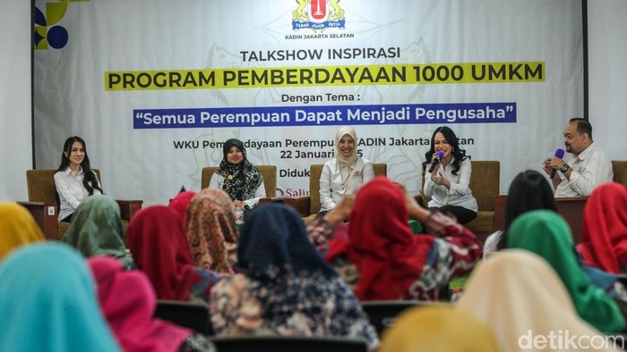 Sejumlah emak-emak mengikuti seminar bertajuk “Semua Perempuan Dapat Menjadi Pengusaha” yang merupakan bagian dari program KADIN untuk memberdayakan 1000 UMKM.
