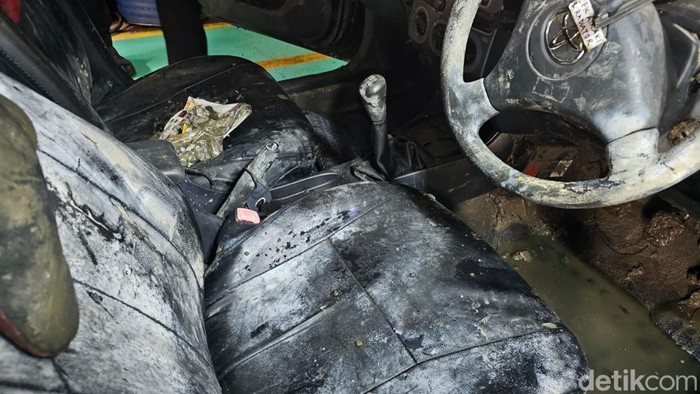 Bagian dalam mobil Toyota Vios milik Brigjen (Purn) Hendrawan Ostevan yang tercebur di laut Marunda.