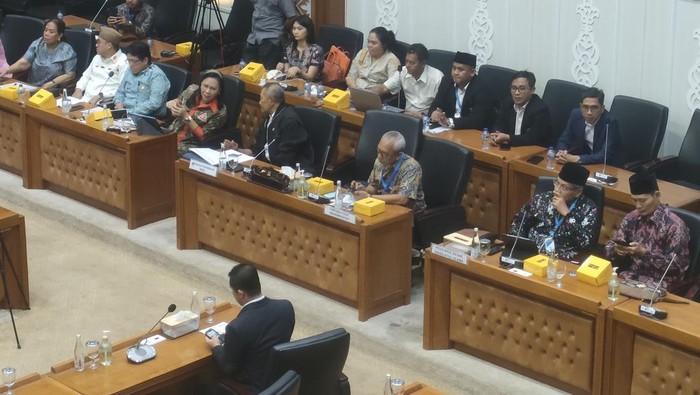 Badan legislasi (Baleg) DPR menggelar rapat dengan pendapat umum (RDPU) dengan perwakilan Pengurus Besar Nahdatul Ulama (PBNU), Muhammadiyah hingga Asosiasi Penambang Nikel Indonesia (APNI) membahas RUU Minerba, Rabu (22/1/2025).