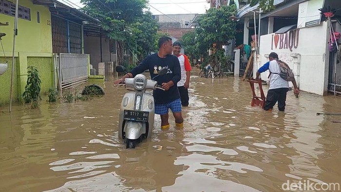 Banjir masih merendam permukiman di Desa Kebonharjo, Kecamatan Patebon, Kendal, Rabu (22/1/2025).