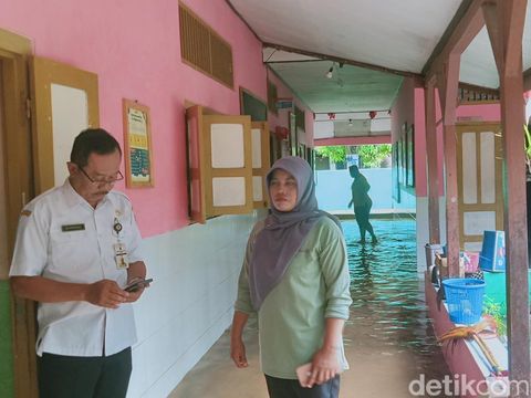 Banjir merendam SDN 2 Krakitan, Kecamatan Bayat, Kabupaten Klaten, Rabu (22/1/2025) pagi.