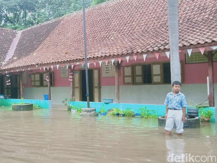 Banjir merendam SDN 2 Krakitan, Kecamatan Bayat, Kabupaten Klaten, Rabu (22/1/2025) pagi.