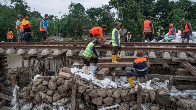 Begini Perbaikan Jalur Kereta Api Amblas di Grobogan