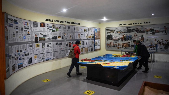 Pengunjung mengamati koleksi milik Museum Timah Indonesia di Pangkal Pinang, Kepualauan Bangka Belitung, Selasa (21/1/2025). Museum Timah menyimpan koleksi peninggalan sejarah khususnya sejarah penambanqan timah di Pulau Bangka Belitung yang dimulai sejak Kesultanan Palembang abad 16 Masehi dan saat ini Museum Timah Indonesia telah diakui sebagai salah satu Benda Cagar Budaya Kota Pangkal Pinang. ANTARA FOTO/Nova Wahyudi/rwa.
