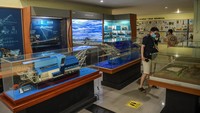 Pengunjung mengamati koleksi milik Museum Timah Indonesia di Pangkal Pinang, Kepualauan Bangka Belitung.