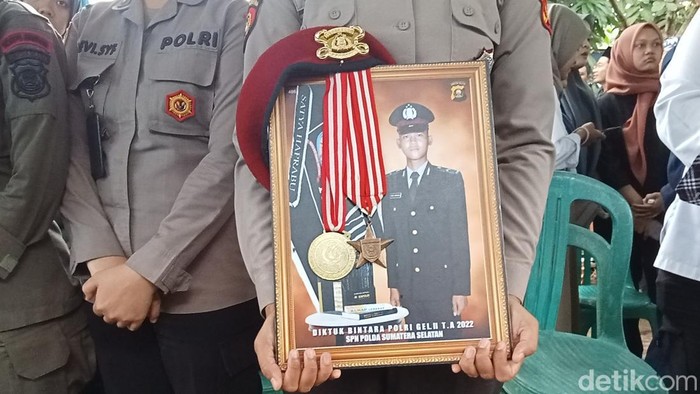 Bripda Farras yang gugur di Lahat tiba di rumah duka di Palembang.