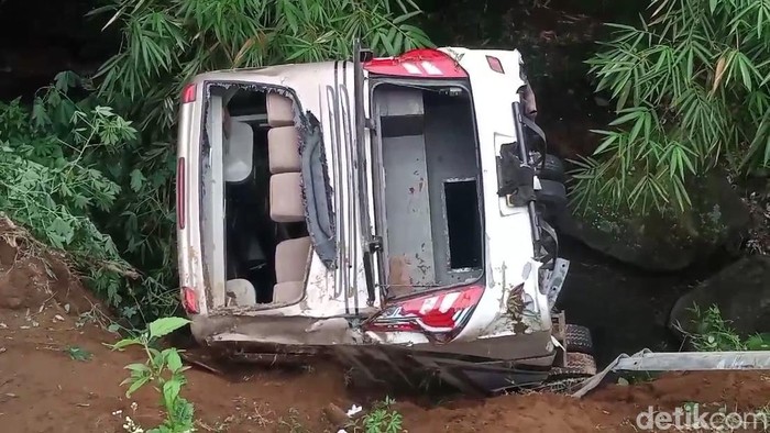 Bus membawa rombongan santri terjun ke sungai di Desa Desa Randusari, Kecamatan Kepil, Wonosobo, Rabu (22/1/2025).