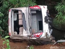 Bus Rombongan Santri Diduga Gagal Nanjak hingga Terjun ke Sungai Wonosobo
