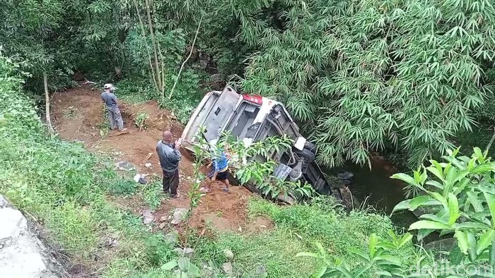Bus membawa rombongan santri terjun ke sungai di Desa Desa Randusari, Kecamatan Kepil, Wonosobo, Rabu (22/1/2025).