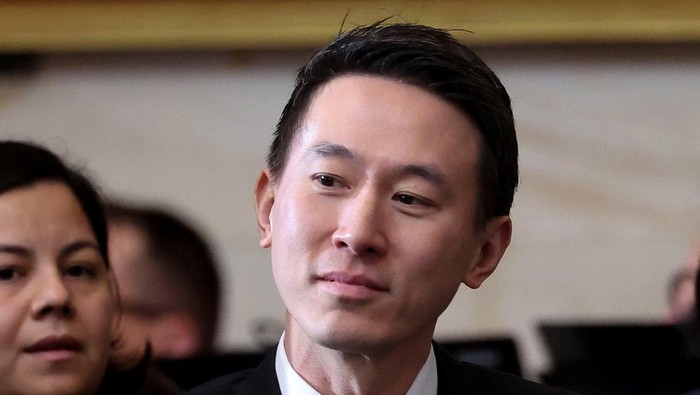 TikTok CEO Shou Zi Chew looks on ahead of the Presidential Inauguration of Donald Trump at the Rotunda of the U.S. Capitol in Washington, U.S., January 20, 2025. REUTERS/Kevin Lamarque/Pool