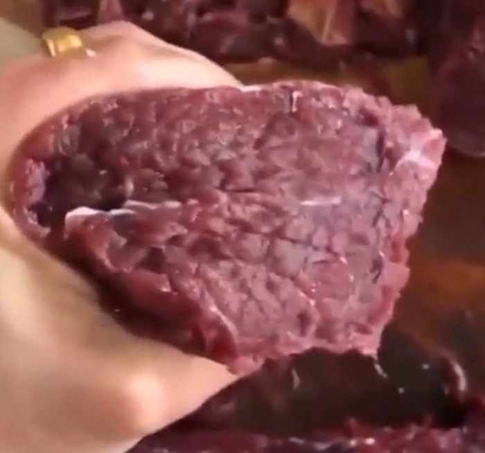 Vegetarian Heboh Lihat Daging Dipotong Masih Bergerak, Ini Kata Ahli