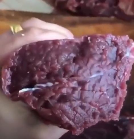 Vegetarian Heboh Lihat Daging Dipotong Masih Bergerak, Ini Kata Ahli