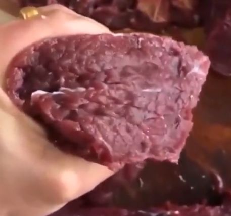 Vegetarian Heboh Lihat Daging Dipotong Masih Bergerak, Ini Kata Ahli