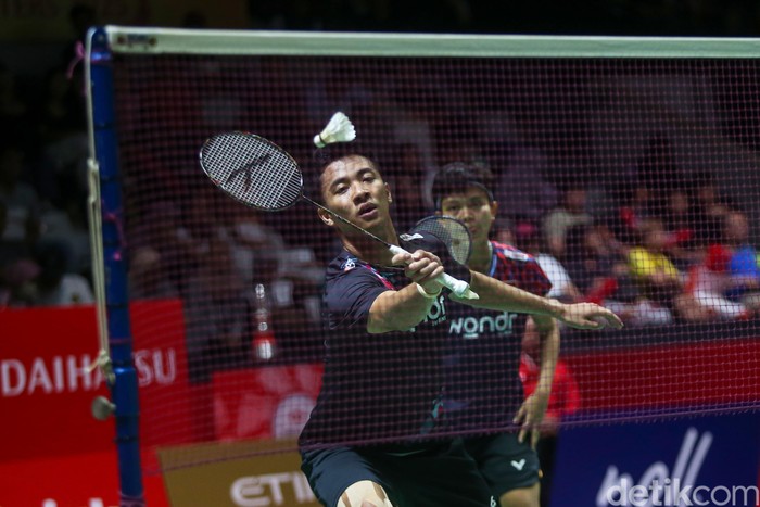 Dejan Ferdinansyah/Siti Fadia Silva Ramadhanti kandas di babak 32 besar Indonesia Masters 2025. Ganda campuran Indonesia itu ditumbangkan Goh Soon Huat/Lai Shevon Jemie, Rabu (22/11/2025).